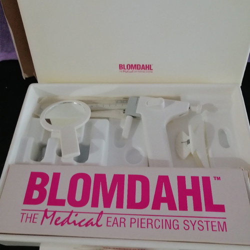 Ear piercing machine used with 2 replacement needles