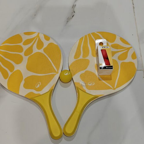 Decathlon Beach Racket Set new with 3 balls and carrying bag