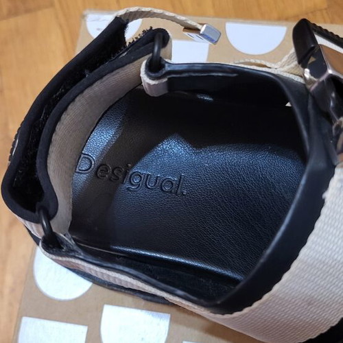 Desigual Chunky Platforms size 36 like new, beige and black