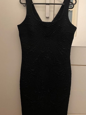 Ths μαύρο φόρεμα