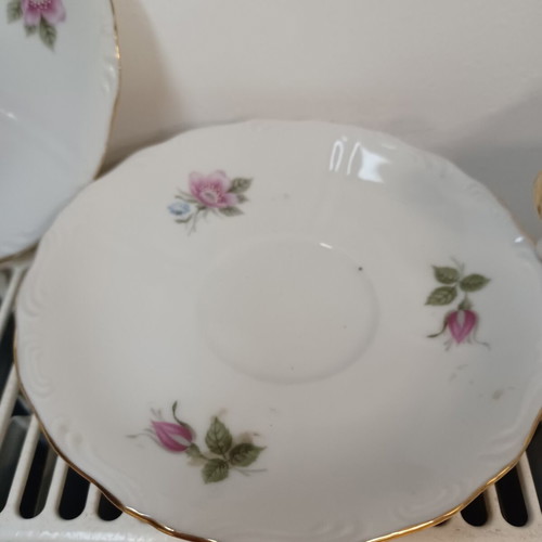 Sugar bowl and 3 saucers like new