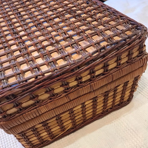 Wicker picnic basket like new with equipment and 4 plates