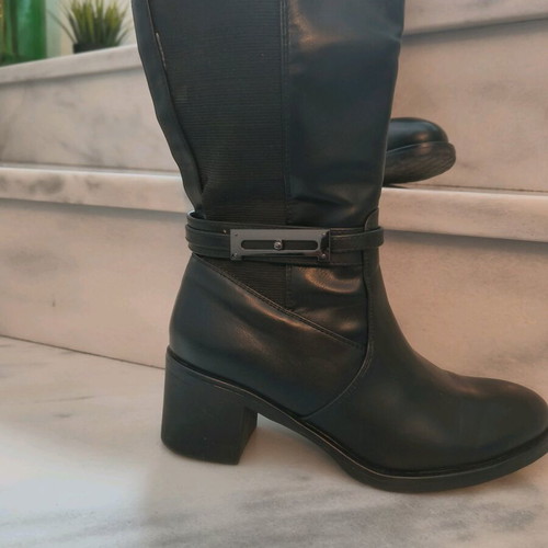 Black boots size 39 like new with low heel