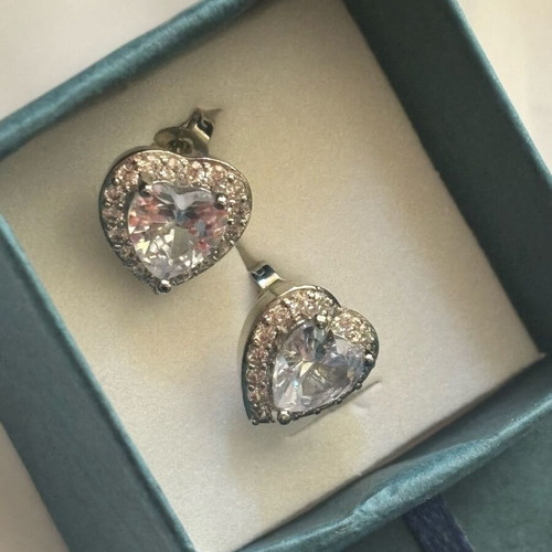 Silver earrings new with many stones
