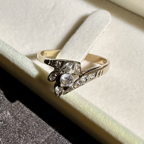 Gold K14 ring with zircon stones like new