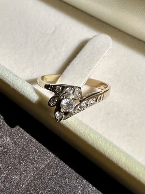 Gold K14 ring with zircon stones like new