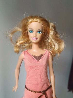 Barbie used with 1998 head and 1999 body
