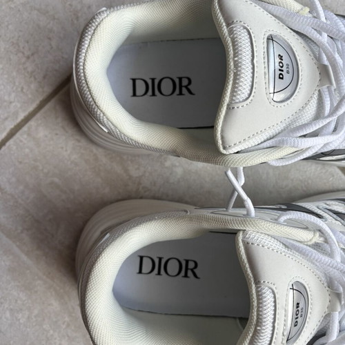 Athletic shoes size 44 like new, white