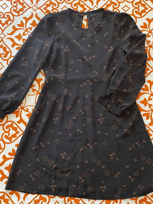 Κοντό εποχιακό φόρεμα σαν καινούργιο, αποχρώσεις μαύρο και καφέ, μέγεθος L