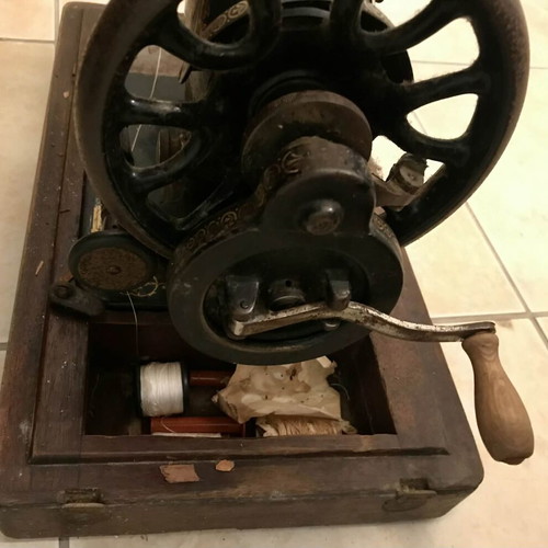 Singer manual sewing machine used, collectible antique 1902 with case