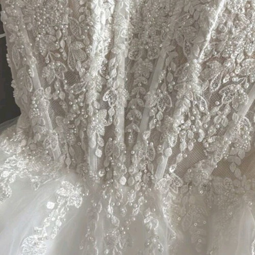 Wedding dress like new, size L, white, worn only for photo