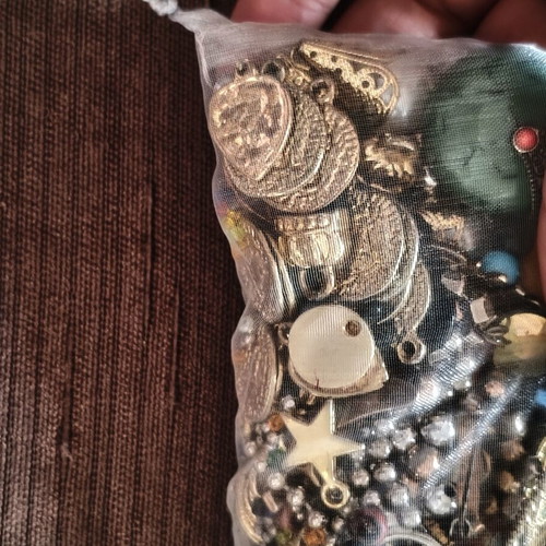 Jewelry Making Materials Set like new, beads and charms