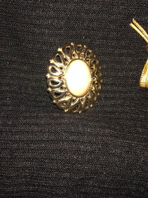 Set of pins new with gold color and pearls