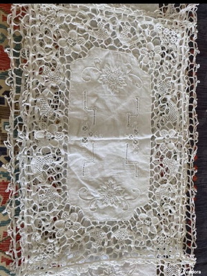 Embroidered table linens set like new, 3 pieces