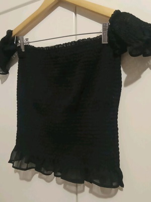 Top Medium off-shoulder black Golden Lady like new