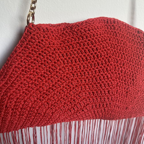 Handmade knitted shoulder bag with gold chain and fringes, red