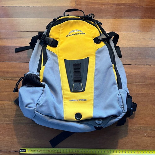 Dakine backpack 30lt like new, yellow