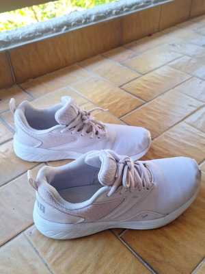 Αθλητικά παπούτσια Puma γυναικεία μεταχειρισμένα σε καλή κατάσταση