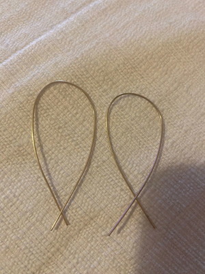 Dangling earrings used in gold color, very light