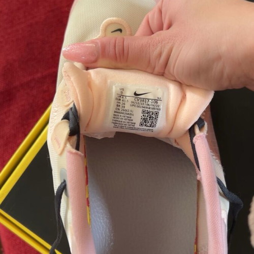 Nike athletic shoes size 40.5 like new, pink and black