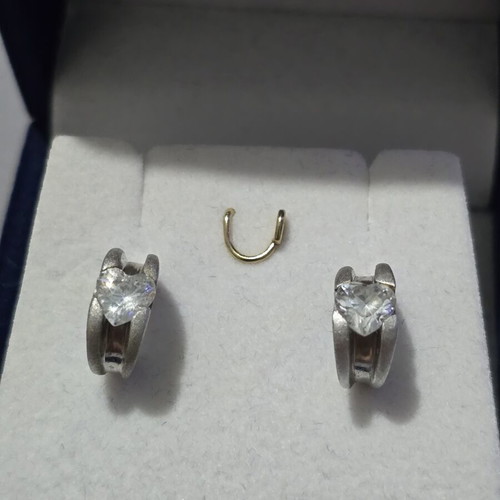 Silver earrings like new, vintage with velvet box