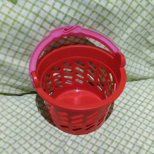 Plastic basket for clothespins like new