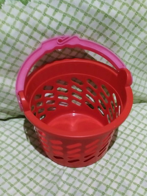 Plastic basket for clothespins like new
