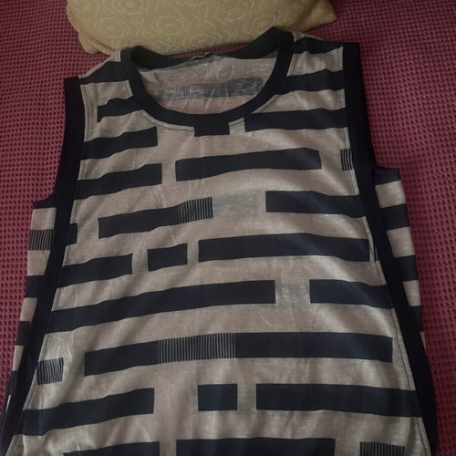 Women's knitted top like new, soft elastic hem, size large, white and blue