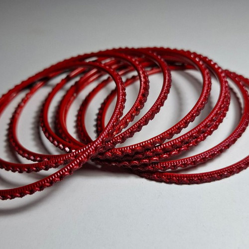 Set of red bracelets like new with wavy design, 8 pieces