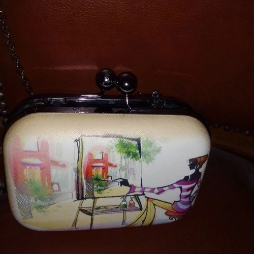 Handbag or shoulder bag with chain like new, beige