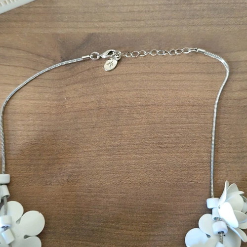 Romantic vintage Accesorize necklace like new with white metallic flowers