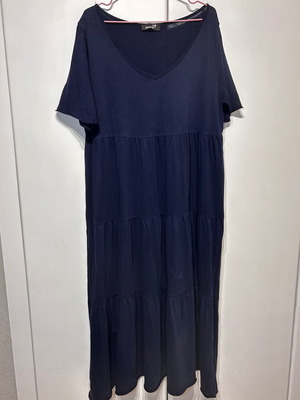 Dress blue navy with open neckline and ruffles like new