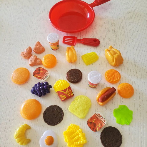 Toy frying pan with 30 fast food pieces like new