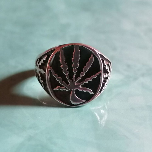 Silver 925 chevalier ring new with Cannabis leaf no 52 (US 6.5)