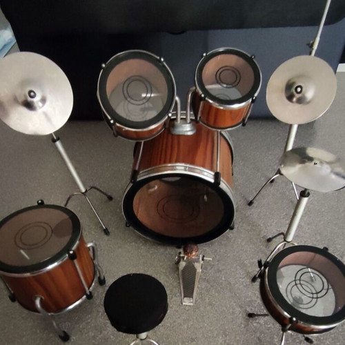 Miniature drum set like new, 8 pieces