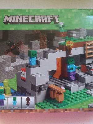 Lego Minecraft 21141 used, with 2 baby zombies, incomplete