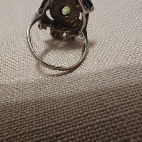 Silver ring with possible peridot stone like new