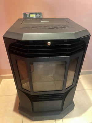 Pellet stove like new with 7 pellet bags and electric ash vacuum