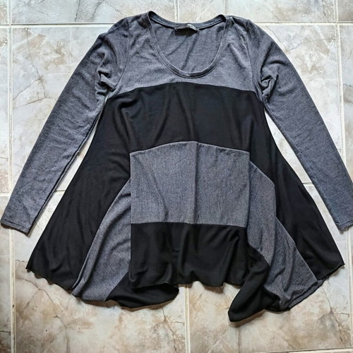 Artist long-sleeve blouse new, loose fit, narrow sleeves, size M