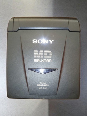 Sony MZ-E32 MiniDisc Player, portable MD Walkman, matte black, mega bass