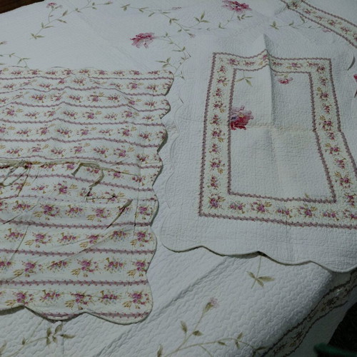 Light quilted double bed cover like new with 2 matching pillowcases