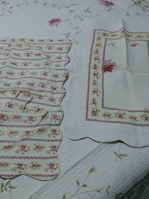 Light quilted double bed cover like new with 2 matching pillowcases