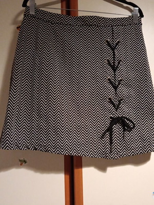 Φούστα ασπρόμαυρη σε νούμερο XL σαν καινούργια