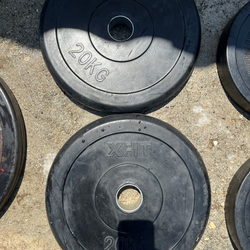 Homegym equipment used with Olympic 20kg bar, curl bar, and weight rack