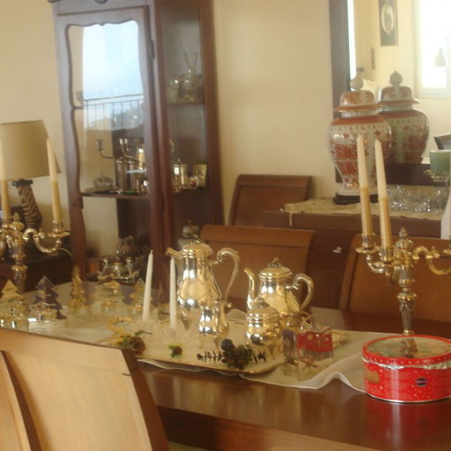 Dining table wooden, extendable, like new, modern style with glass