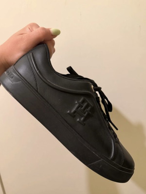 Tommy Hilfiger Black Trainers like new, size 40