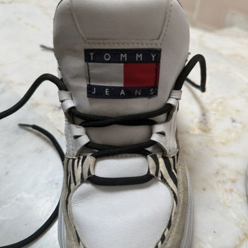 Tommy Hilfiger white sneakers like new, size 38