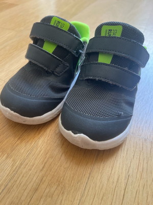 Nike sneakers μεταχειρισμένα, γκρι και πράσινα, μέγεθος 25