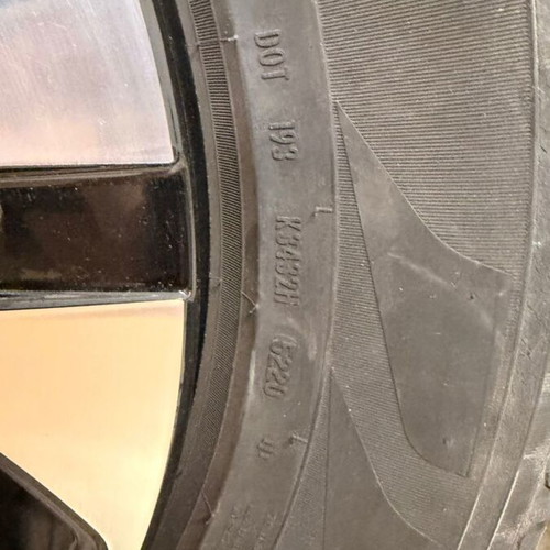 Mercedes-Benz 18" alloy wheels with Pirelli Scorpion Verde tires