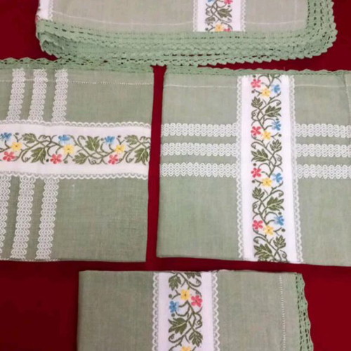 Tablecloth and three napkins with knitted lace around new